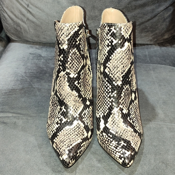 BCBG Haffi Snakeskin-Embossed Silver Heeled Ankle Booties Size 6 - Picture 8 of 9